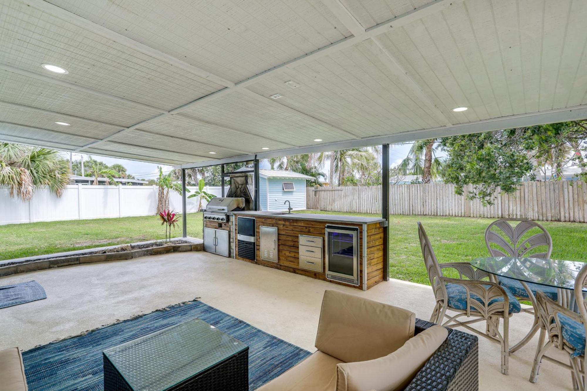 Pet-friendly Cocoa Walk To Beach!