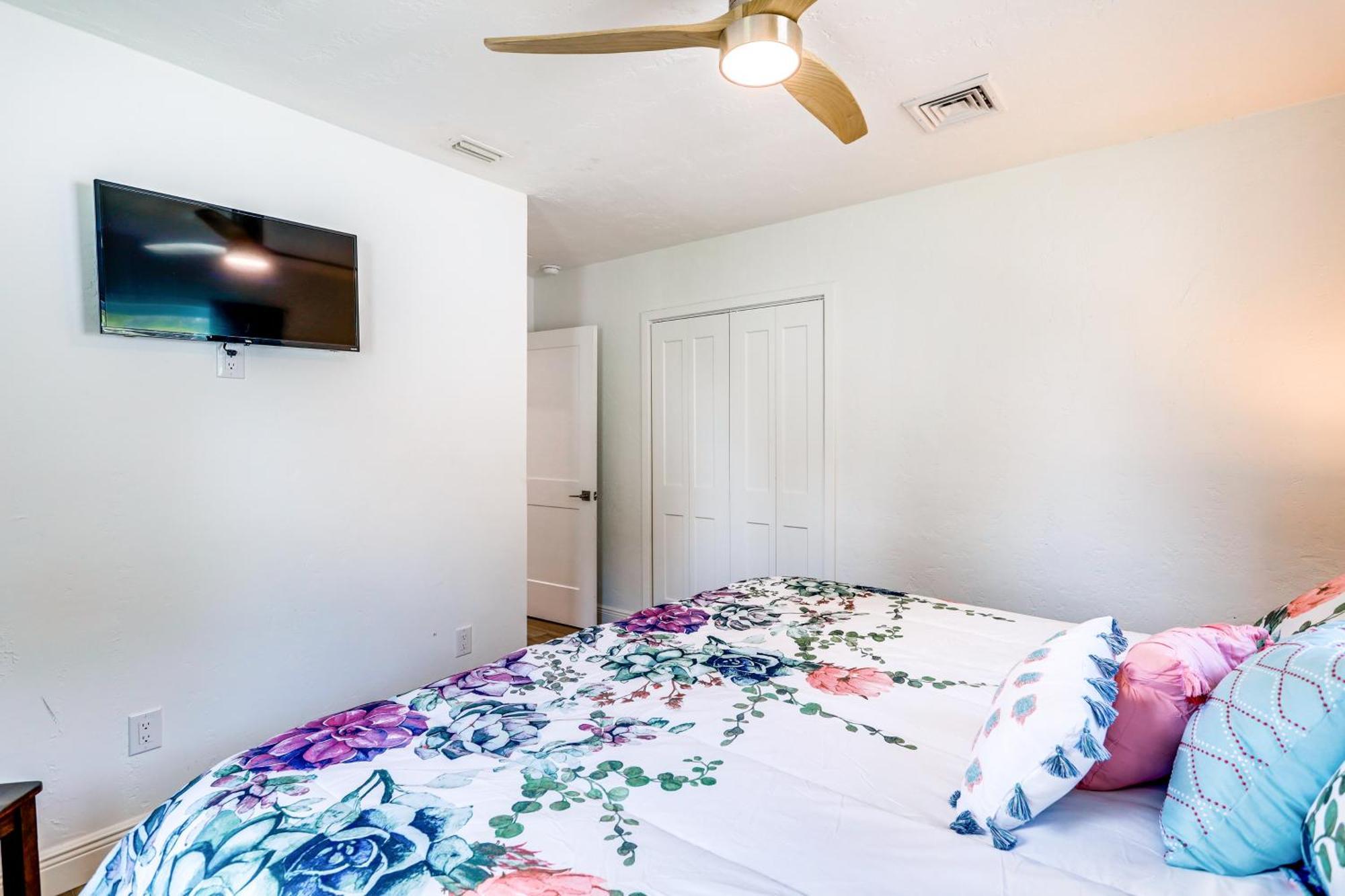 Pet-friendly Cocoa Walk To Beach! Holiday home