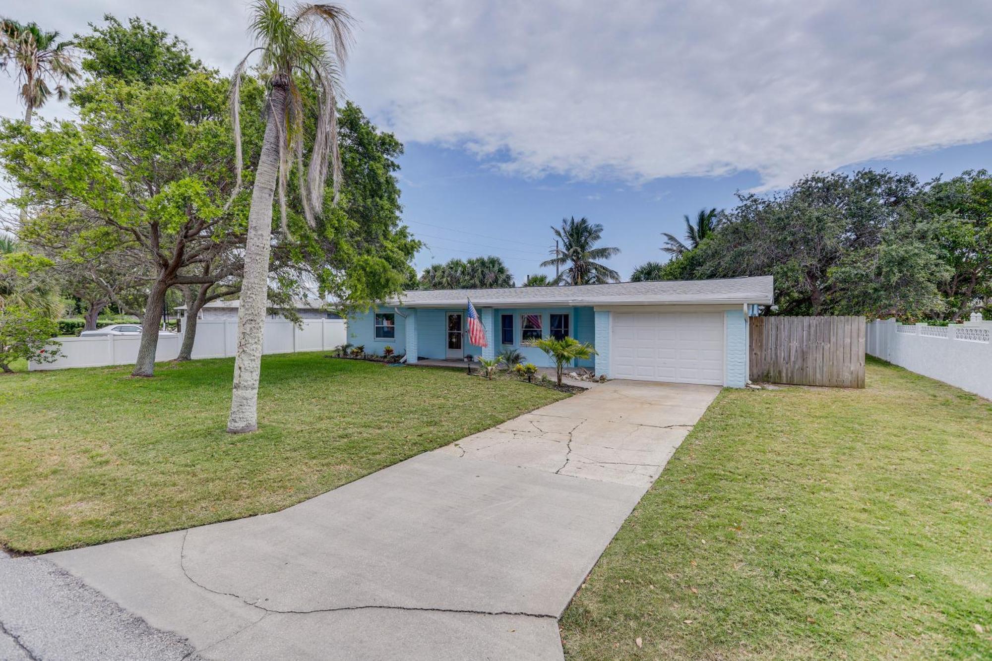 Pet-friendly Cocoa Walk To Beach!